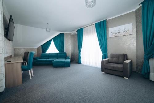 1 king bed, 1 sofa bed