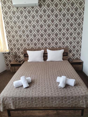 1 queen bed, 1 twin bed