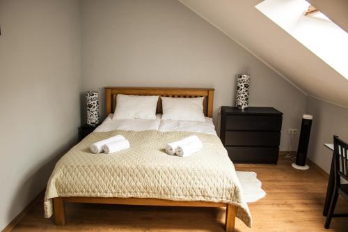 1 queen bed, 1 twin bed, 1 sofa bed