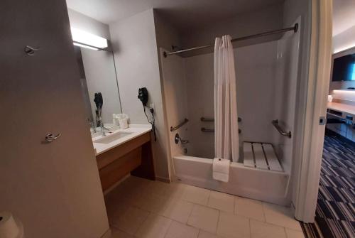 Queen Suite with Mobility Access and Bathtub with Grab Bars, Non-Smoking
