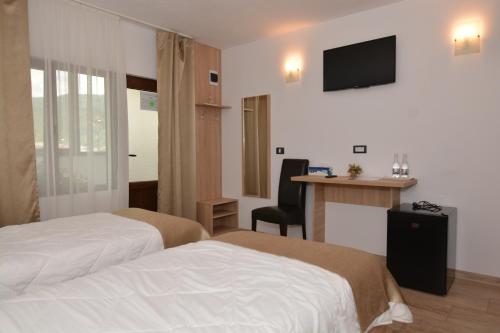 2 twin beds