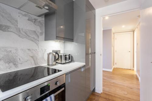 Stunning 1 Bed Merchant City Apartment with Parking, Glasgow (photo 8)