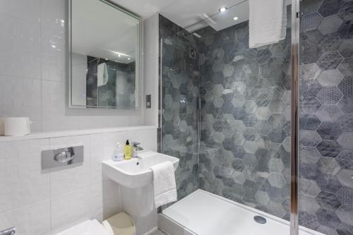 Stunning 1 Bed Merchant City Apartment with Parking, Glasgow (photo 9)