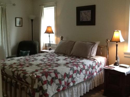 Wisteria Honeymoon Cottage in ซูเก (บริติช โคลัมเบีย)