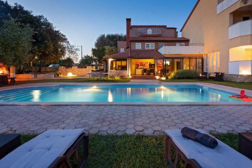 Guesthouse ''Barboska'' - big outdoor swimming pool & private tennis court