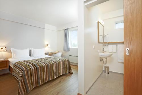 1 queen bed