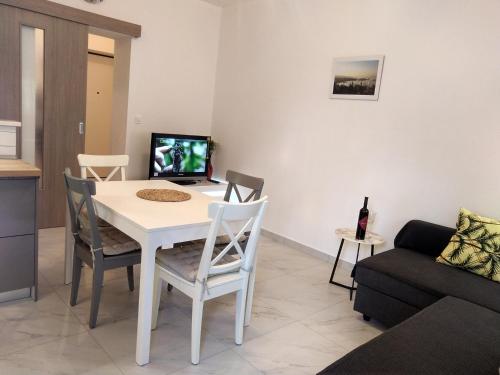 Deluxe Apartment Joia with Balcony on the Beach Bačvice, Free Parking, Old Town, Near Ferry Port, Split (photo 7)