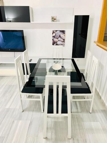 Precioso apartamento cerca del mar con wifi y piscina