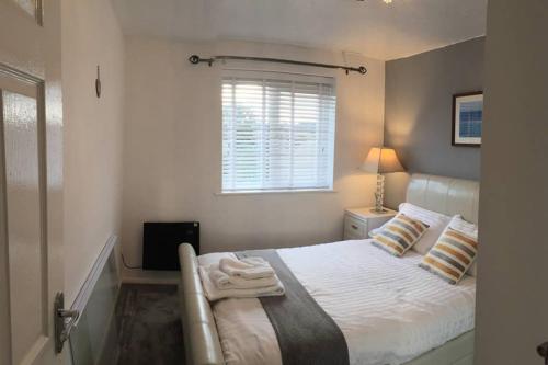 Crawley Apartment near Gatwick Manor Royal Newly Refurbished Sleeps 4