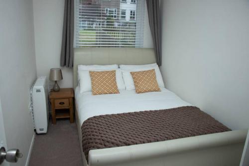 Crawley Apartment near Gatwick Manor Royal Newly Refurbished Sleeps 4