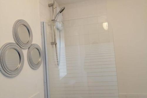 Crawley Apartment near Gatwick Manor Royal Newly Refurbished Sleeps 4