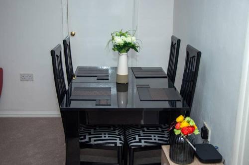 Crawley Apartment near Gatwick Manor Royal Newly Refurbished Sleeps 4