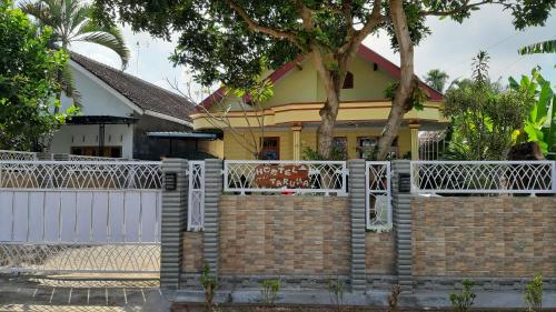 Exterior view, Hostel TARUNA in Genteng