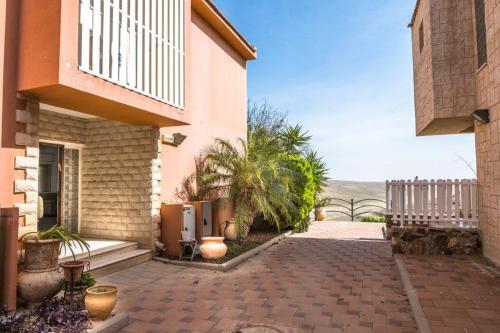 Vista exterior, Adi in the desert in Arad