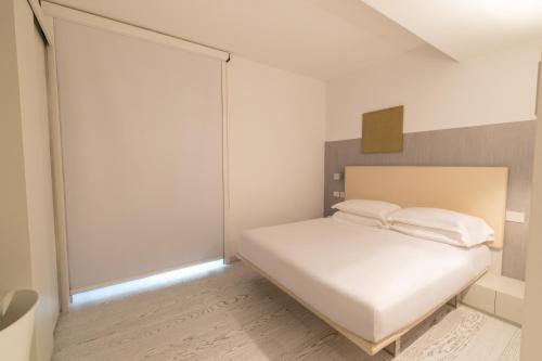 Life Hotel - image 6