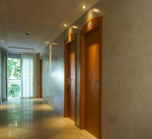 Triple Room with Balcony image 3