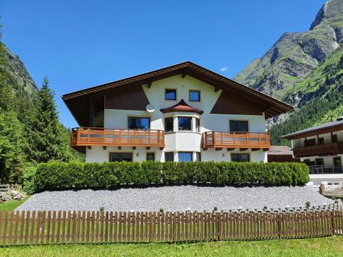 Haus Bergheimat - Apartment - Sankt Leonhard im Pitztal