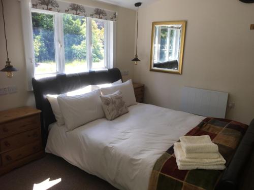 Woodland Cabin With private Wood-Fired Hot-Tub in Tilford