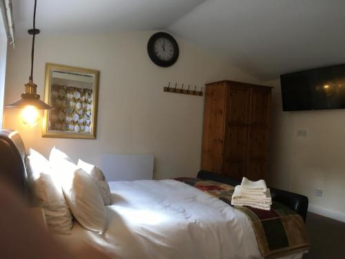 Woodland Cabin With private Wood-Fired Hot-Tub in Tilford