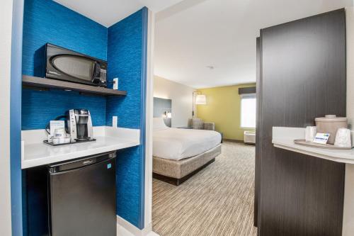 Holiday Inn Express - Delafield, an IHG Hotel