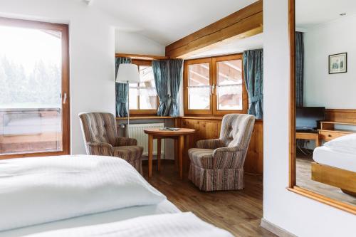 1 queen bed, 1 sofa bed