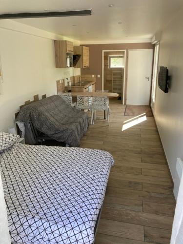 Le petit nid de chessy in Шеси