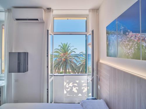 2 twin beds, 1 sofa bed