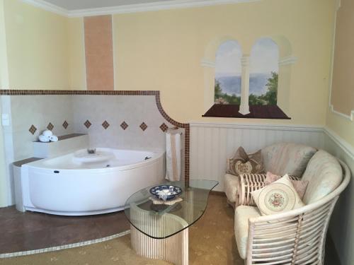 Deluxe Suite with Spa Bath