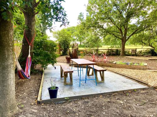 Holly Tree Cottage - 3 bedrooms and large garden with optional glamping double outside