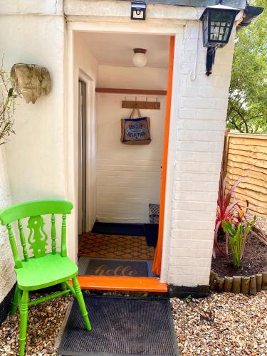 Holly Tree Cottage - 3 bedrooms and large garden with optional glamping double outside