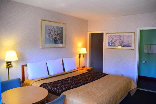 POCONO NIGHT LODGE - main image