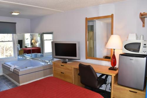 POCONO NIGHT LODGE - image 6