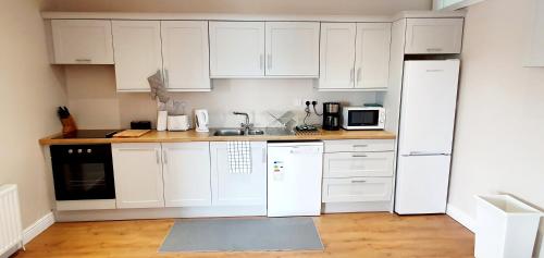 ห้องครัว, Riverside Marina Apartments in รูสกี