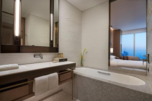 Deluxe King Room - Club Access image 6