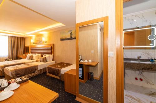 1 double bed, 2 twin beds