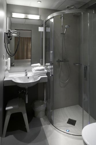 Bathroom, Kyriad Montbeliard - Sochaux in Montbeliard