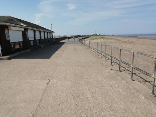 Self contained 2 bedroom Caravan next to beach