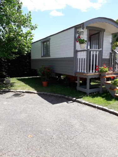 Roulotte nord de LYON gîte à louer La Chapelle-de-Guinchay