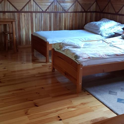 4 twin beds