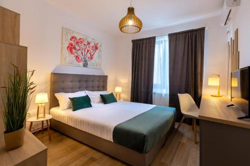 Lagom Hotel Room Type - Deluxe Queen Room