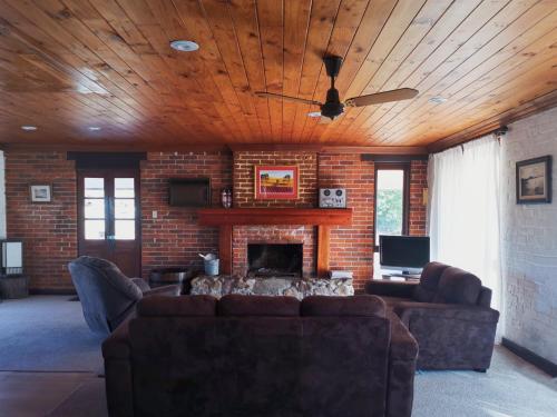 3 bedrooms, 4 beds