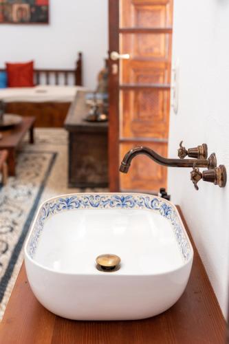 Antique Villa - image 3