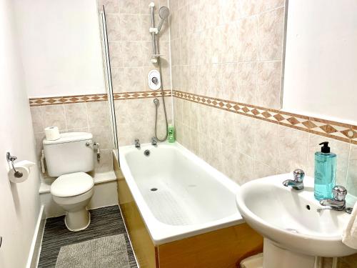 Central London 2 Bedrooms, Seperate Recption, Full Kitchen, Free Parking