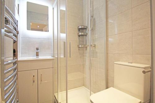 Bathroom, Amicus House - Spacious 4 Bedroom & 4 Bedroom Apartments in St. Helens in St Helens