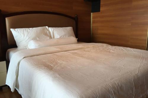 Grand Dhika 2325 Studio Room with wooden style Room