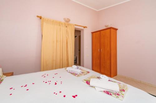 2 bedrooms, 4 beds
