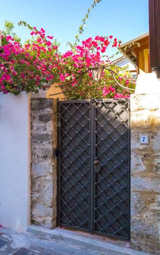 Lefkada Town Traditional House / Cozy Yard
