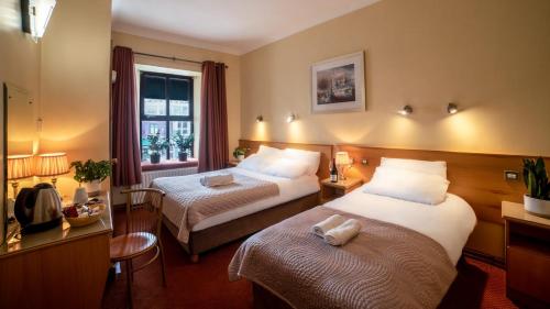 Holiday Hotel - main image