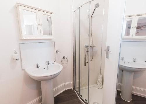 Twin Room with Shower image 6