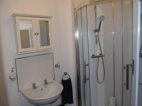 Twin Room with Shower image 4